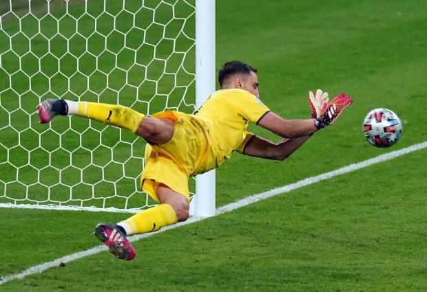 News and Star: le gardien italien Donnarumma sauve le penalty décisif de Saka (photo: PA)
