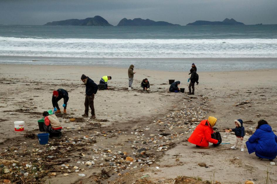 España investiga la contaminación de las playas tras el vertido de partículas de plástico desde un barco