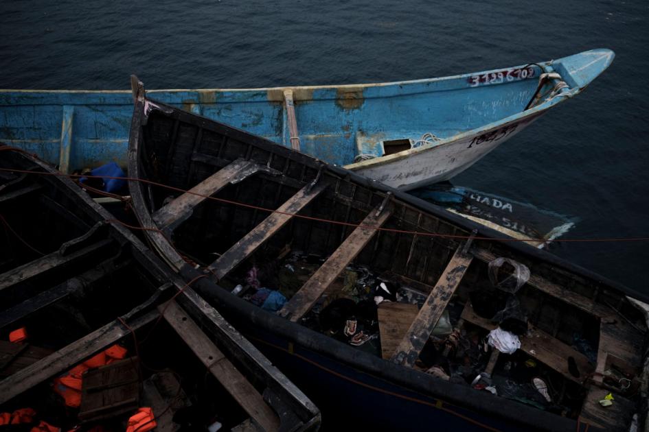 Dos personas murieron y 38 fueron rescatadas de una embarcación que naufragó cerca de las Islas Canarias